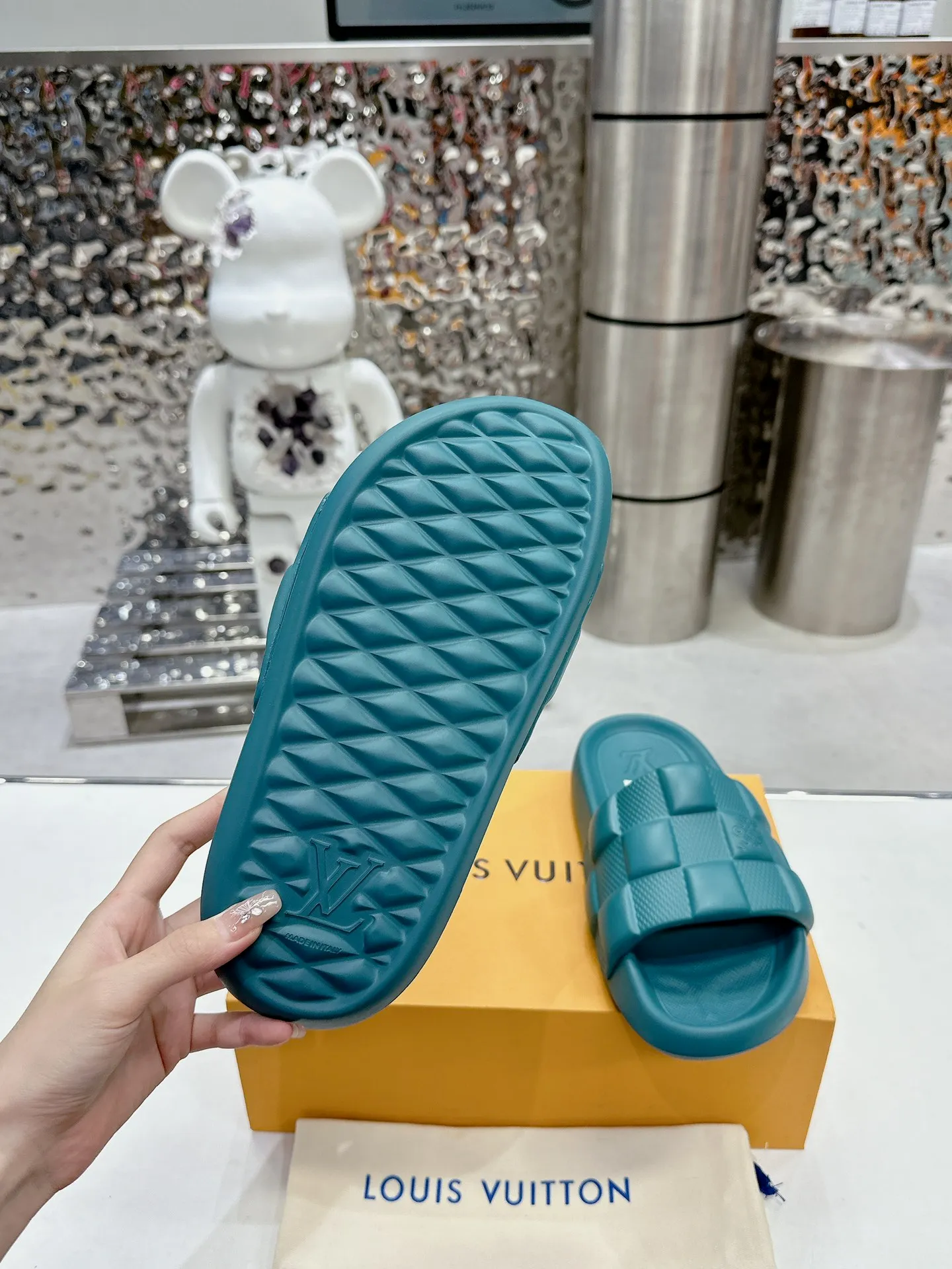 [L Home] P: 280💰 ▪️Shoe size: Women's 35-40 Men's 38-46▪️Packaging: Counter top quality~original packaging 𝟐𝟎𝟐5 Louis Vuitton counter's new embossed slippers, lv monogram embossed slippers, Waterfront sandals are back with a new look, and the upper buckle is embossed with lv's iconic Monogram pattern. Made of waterproof rubber with a comfortable and resilient insole. The lightweight, flexible outsole is embossed with the Louis Vuitton logo. ▪️Fabric: Original molded rubber foam surface ▪️Technology: embossed logo ▪️Sole: Original molded rubber foam outsole ▪️Sole thickness: 3CM.